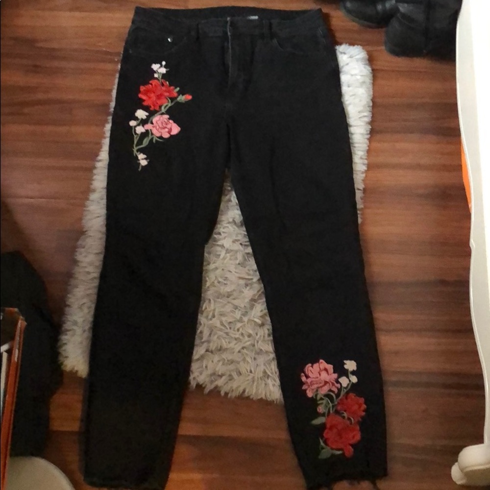 Rose Embroidered Jean🌹